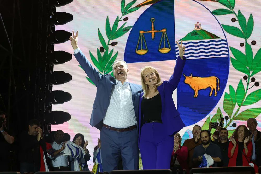 🗳️🇺🇾 Yamandú Orsi, nuevo presidente electo de Uruguay. El Frente Amplio vuelve al poder después de 5 años de gobierno del Partido Nacional.