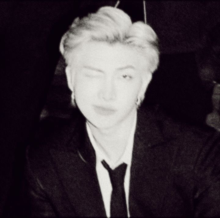 bluemarez's tweet photo. 알엠이 얼마나 잘생겼는데 시발... https://t.co/AqN2Wf3TF6