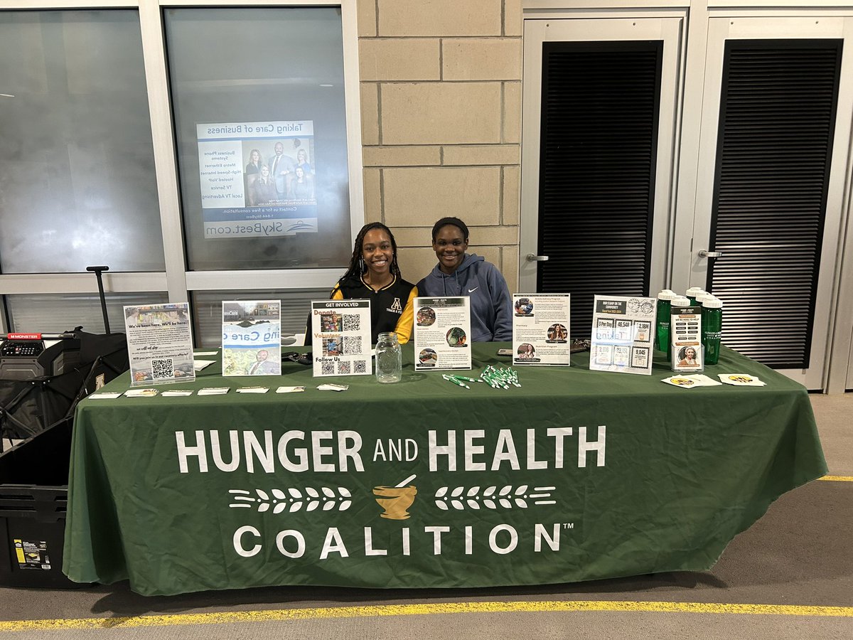 AppStateRISE's tweet image. SUNDAY FUNDAY ⭐️

App student-athletes spent time today at the Men’s and Women’s Basketball Double Header signing autographs and tabling for Hunger and Health Coalition.

#GoApp