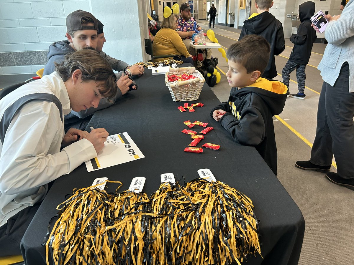 AppStateRISE's tweet image. SUNDAY FUNDAY ⭐️

App student-athletes spent time today at the Men’s and Women’s Basketball Double Header signing autographs and tabling for Hunger and Health Coalition.

#GoApp