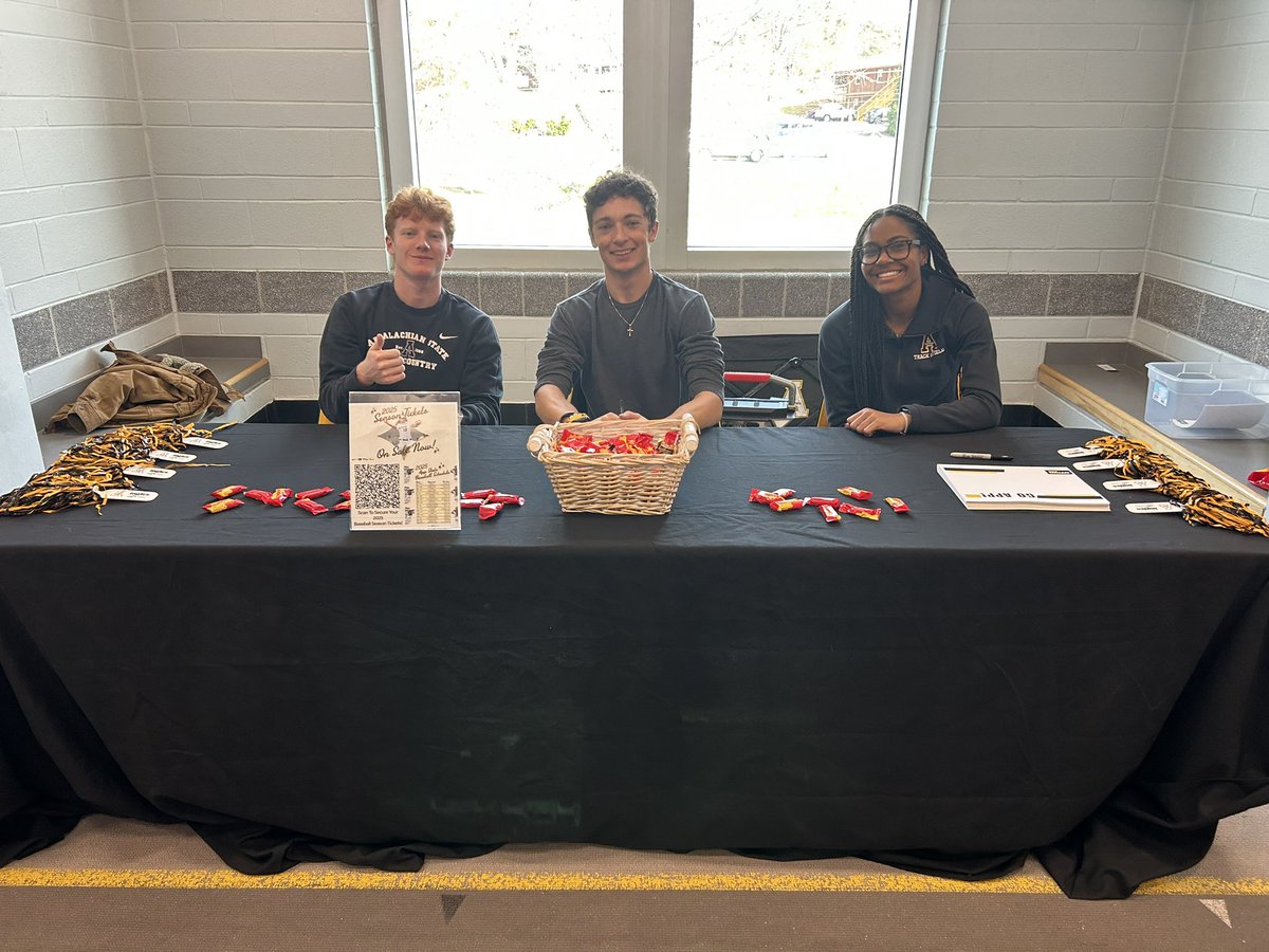 AppStateRISE's tweet image. SUNDAY FUNDAY ⭐️

App student-athletes spent time today at the Men’s and Women’s Basketball Double Header signing autographs and tabling for Hunger and Health Coalition.

#GoApp