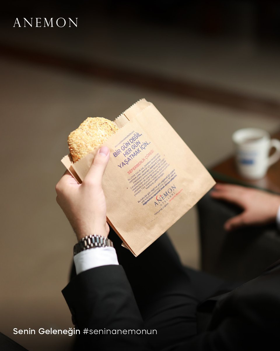 AnemonHotels's tweet photo. Milli mücadele ruhunu bir gün değil her gün yaşatmak için tüm Anemon Otelleri’nde konaklayan misafirlerimize Milli Mücadele’nin sembollerinden biri olan Seferberlik Çöreği ikram ediyor, örf, adet ve değerlerimizi yaşayarak örnek olmaya çalışıyoruz. #biroteldendahafazlasıyız https://t.co/jYyBCnkPGm