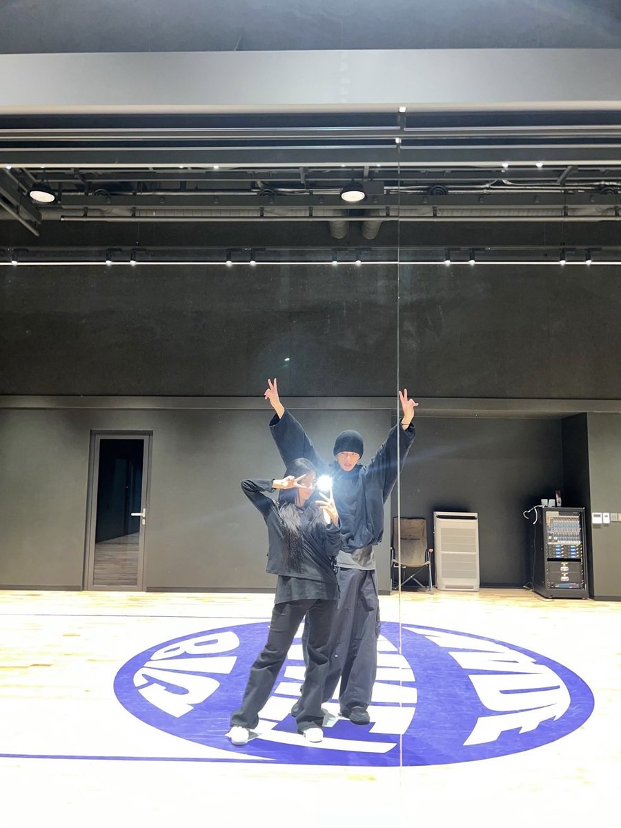 tigerjibeom's tweet photo. aww SO ADORABLE vin uploaded behind the scenes pictures! she was so surprised to see bomin wore matching black colour (they didn’t plan it 🥹) and it felt so surreal for her to teach her own brother the zoom dance. so happy for seobin 🤍 https://t.co/T9Dv5JVpI5
