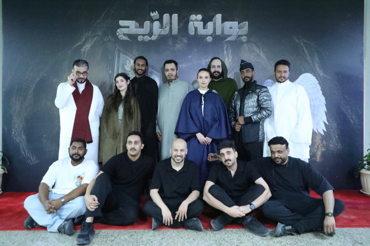 الشكر لله…
في هذه الصورة، يَحِق لي أن أتباهى… لي أجنحة أُحلق بها، وفوق رأسي أفكار تمردت فتجسدت في شخوصها.
كل الشكر لمن لبّى دعوتنا بالحضور والاستمتاع بالمشاهدة، وعذرًا مقبولًا لمن لم يتمكن، لأننا سننتظرهم بشغف في العروض المقبلة.

كما أتوجه بالشكر الجزيل لهيئة المسرح والفنون