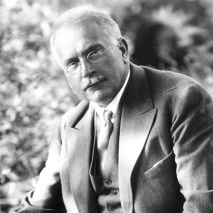 El hombre que cura lo que los médicos no pueden:

Carl Jung.

Estudiar sus ideas te hará inmune a la depresión.

Estas son sus 7 leyes para encontrar el propósito de tu vida: