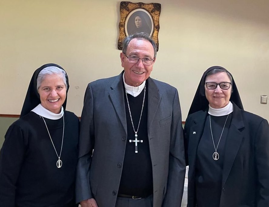 Granados2023's tweet photo. La manifestación de Dios ha sido generosa en nuestra comunidad y una de sus expresiones la encontramos en las vocaciones sacerdotales y religiosas. Los 50 Años del fallecimiento de la Madre Julia Navarrete, hizo coincidir al Sr Obispo @signorbar y la hnas Águeda y Mónica https://t.co/0PHEiZNbIi