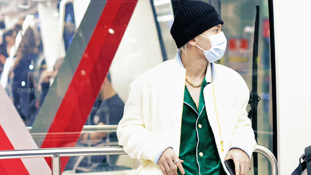 StyleZhehan's tweet photo. 2024.11.24
Zhang Zhehan was seen
with his mother at
an airport wearing:
- CASABLANC shirt
- CASABLANC jacket
- bleueburnham ring
- AMIRI pants
- Chrome Hearts beanie
- DJI bag

Photo Cr. 诺曼底周末
Cr. HerZ·小哲同款科普

#ZhangZhehan 
#张哲瀚 #張哲瀚 https://t.co/4e5eTlY1zp
