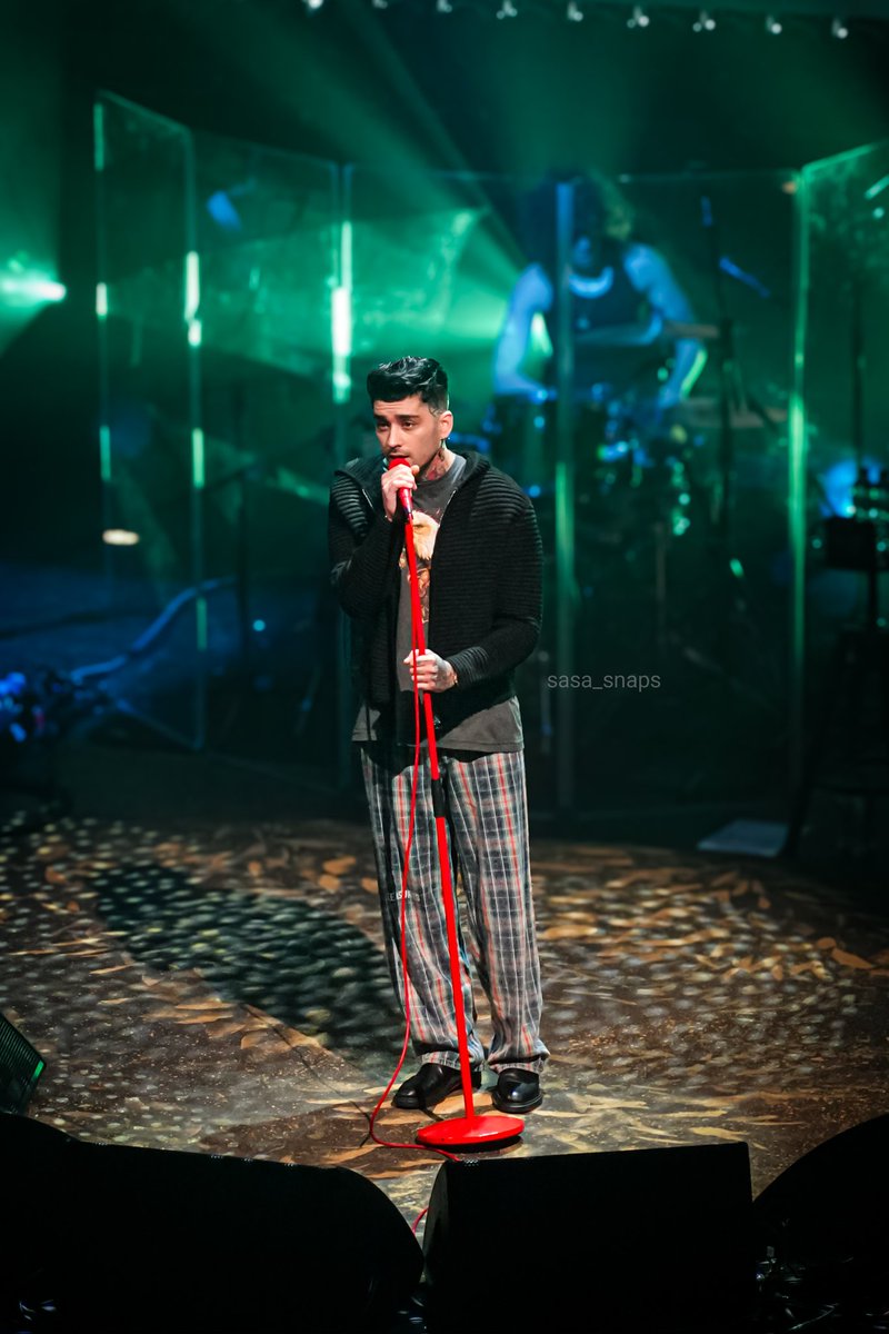 zayndailynews's tweet photo. Zayn on stage in Manchester tonight.
#ZaynSTTSTTour 

📷: @sasa_snaps https://t.co/PSBxIDpfsz