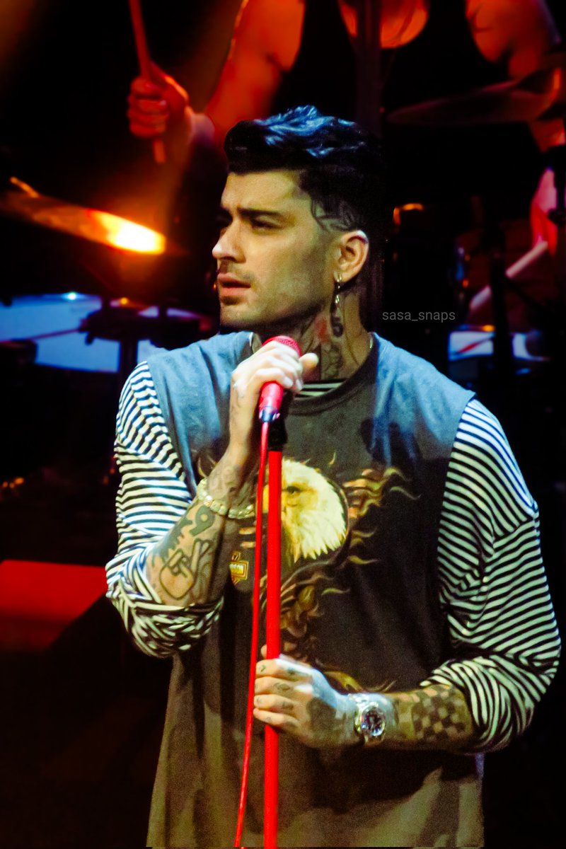 zayndailynews's tweet photo. Zayn on stage in Manchester tonight.
#ZaynSTTSTTour 

📷: @sasa_snaps https://t.co/PSBxIDpfsz