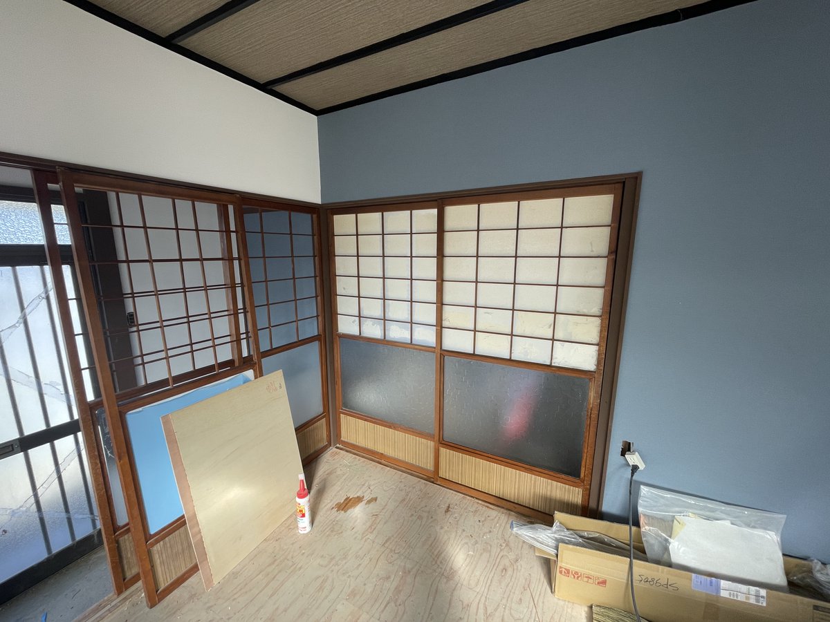 Taka_Reform's tweet photo. DIYを進めると、計画外の箇所がどんどん気になってくる…これ、あるあるですよね。

今回も、部屋全体の雰囲気に合わせるために障子ドアを思い切って交換することにしました！

一つ直すと全体がグレードアップしていく感覚、たまりませんね。

DIYの醍醐味はやっぱり「納得いく空間」を作れることだと実感中です！