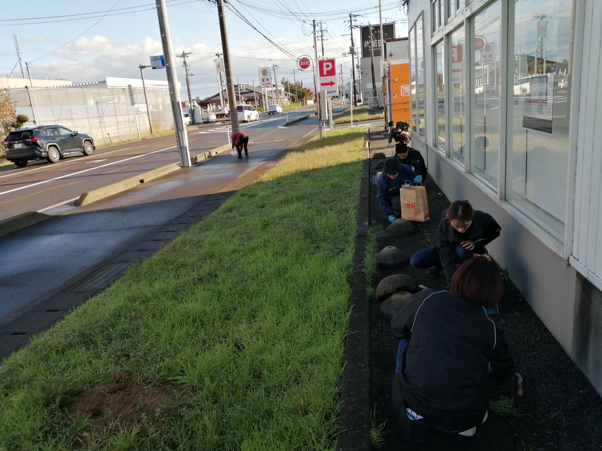 hard_niitsu's tweet photo. おはようございます。
ハードオフグループ1000店舗達成を記念して周辺地域の清掃活動を行いました❗️

綺麗になるのは気持ちが良いですね。
今日も元気に営業致します❗️
 #1000店舗達成エコ活動 #スマイル1000 https://t.co/EqqVd1E0kZ