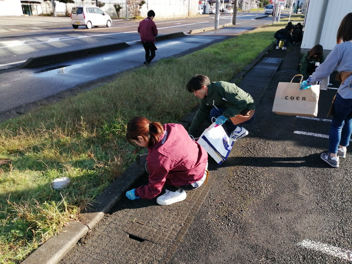 hard_niitsu's tweet photo. おはようございます。
ハードオフグループ1000店舗達成を記念して周辺地域の清掃活動を行いました❗️

綺麗になるのは気持ちが良いですね。
今日も元気に営業致します❗️
 #1000店舗達成エコ活動 #スマイル1000 https://t.co/EqqVd1E0kZ