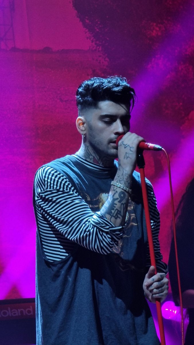 oumlisaa's tweet photo. this is zayn malik doing a whole concert without an in-ear monitor btw, the king that he is 👑 https://t.co/w2IEqamFUJ