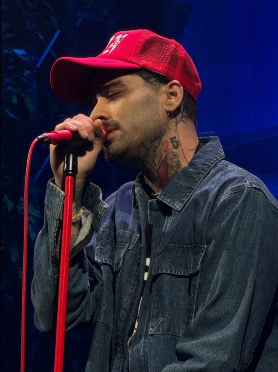 oumlisaa's tweet photo. this is zayn malik doing a whole concert without an in-ear monitor btw, the king that he is 👑 https://t.co/w2IEqamFUJ
