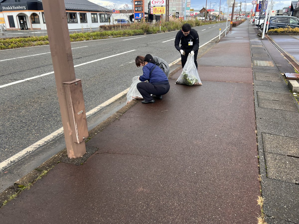 HARDOFFofficial's tweet photo. 今朝はハードオフグループ1000店舗達成を記念し、各店で環境整備活動を行っています！

#1000店舗達成エコ活動 #スマイル1000 https://t.co/jPqf4CMHDR