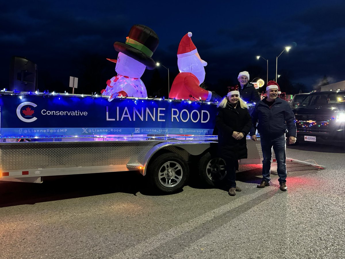 Lianne_Rood's tweet photo. Huge crowd tonight at the Santa Claus Parade in Parkhill!
So impressed with the decorated trucks, tractors, and floats!
Thank you to everyone who joined #TeamRood tonight and for all the volunteers who made this parade possible.
#SantaClausParade https://t.co/B92we3J5z9