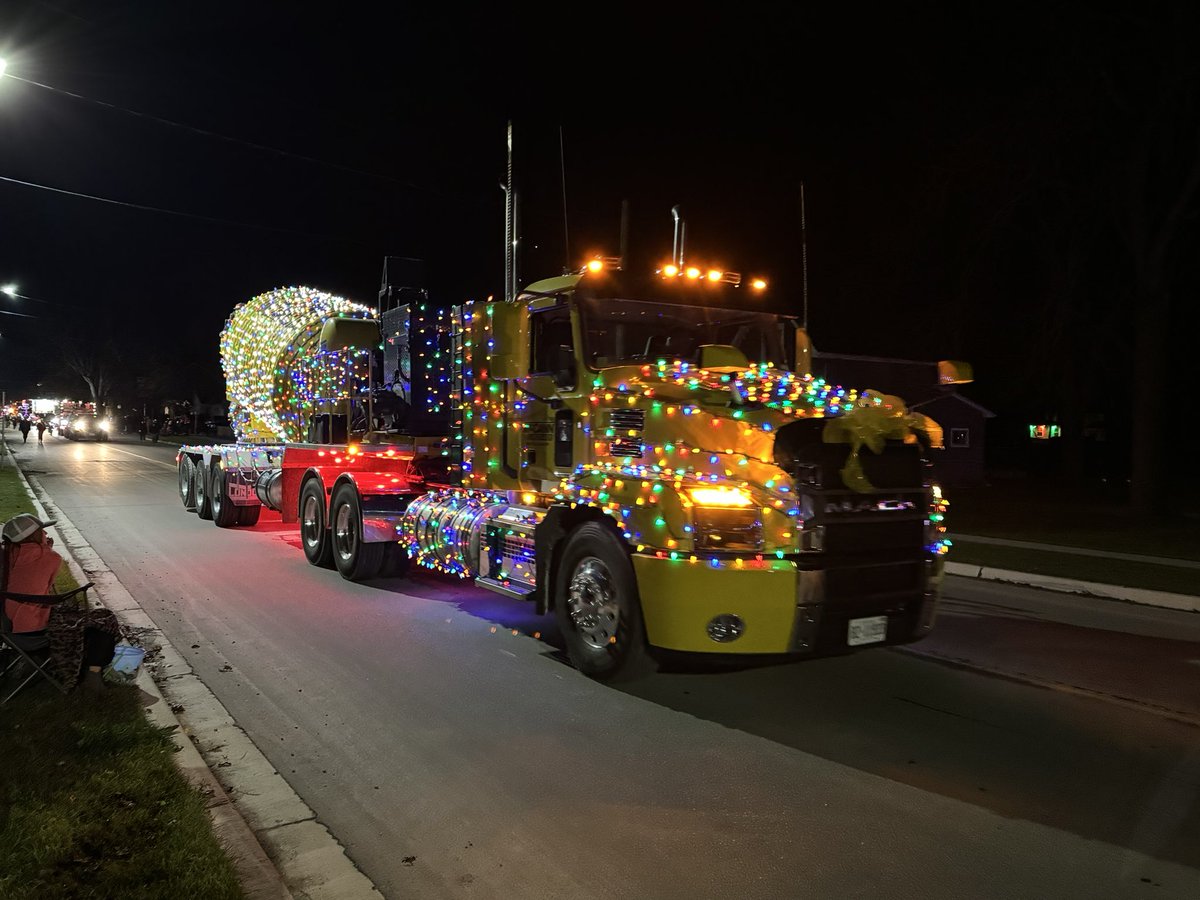 Lianne_Rood's tweet photo. Huge crowd tonight at the Santa Claus Parade in Parkhill!
So impressed with the decorated trucks, tractors, and floats!
Thank you to everyone who joined #TeamRood tonight and for all the volunteers who made this parade possible.
#SantaClausParade https://t.co/B92we3J5z9
