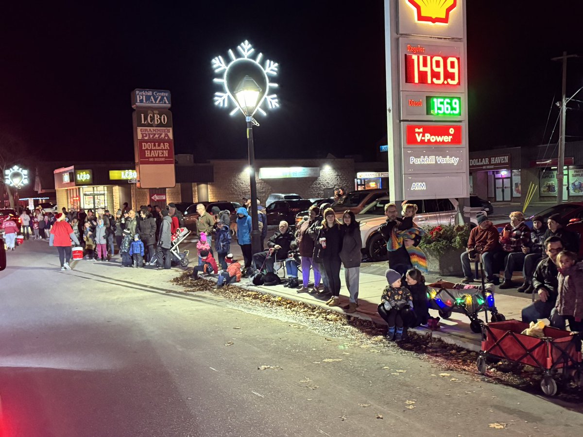 Lianne_Rood's tweet photo. Huge crowd tonight at the Santa Claus Parade in Parkhill!
So impressed with the decorated trucks, tractors, and floats!
Thank you to everyone who joined #TeamRood tonight and for all the volunteers who made this parade possible.
#SantaClausParade https://t.co/B92we3J5z9