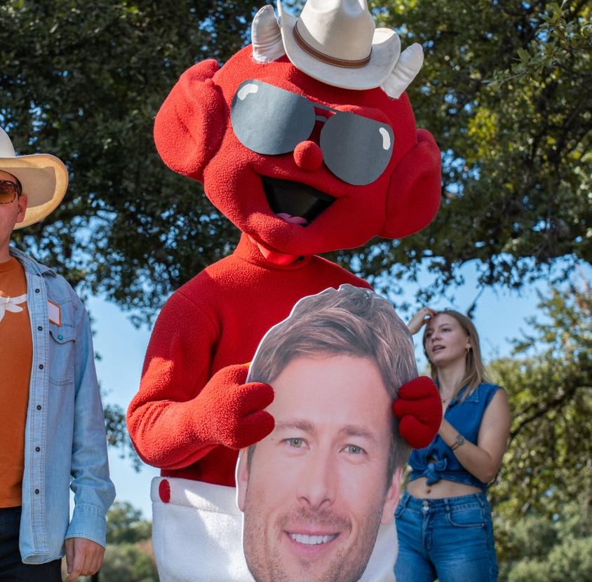 torchystacos's tweet photo. apparently we didn’t win the @glenpowell lookalike contest because his mom said Glen doesn’t wear a diaper anymore??? https://t.co/m2gYH8bevB