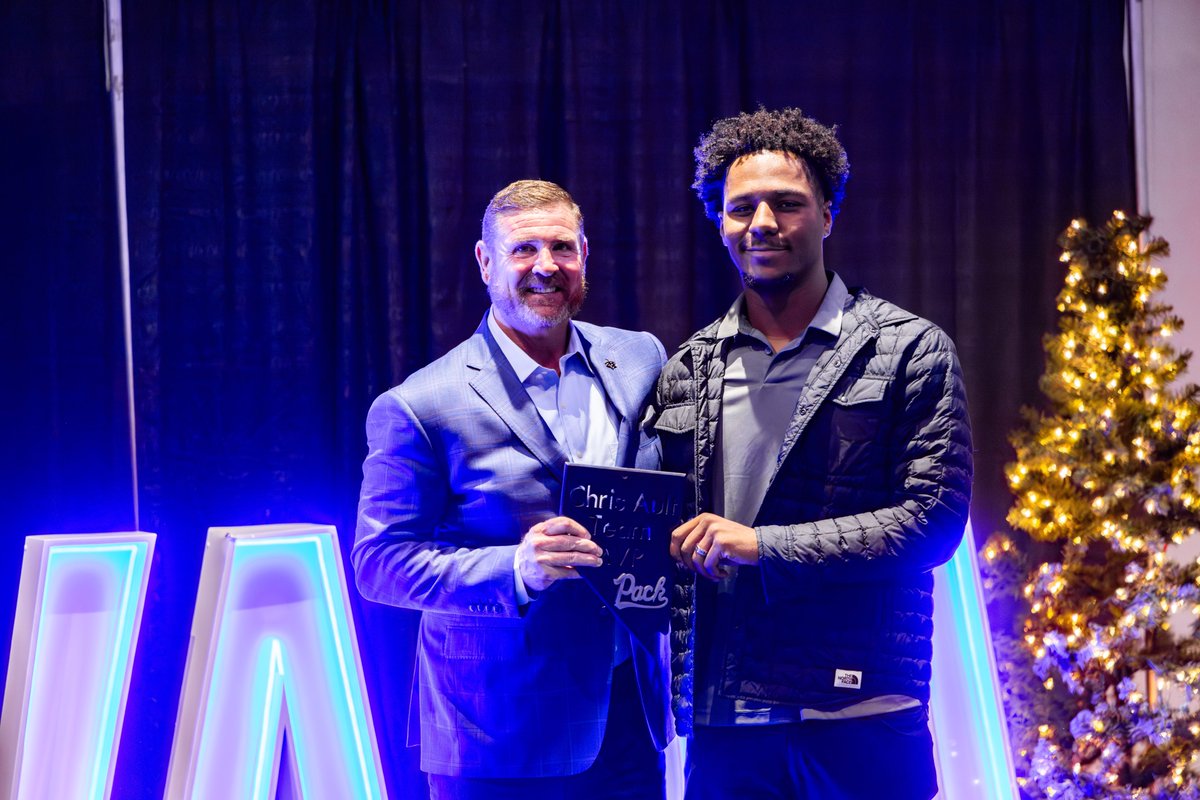 𝐒𝐞𝐧𝐢𝐨𝐫 𝐁𝐚𝐧𝐪𝐮𝐞𝐭

Thank you Reno Tahoe Steel for the award plaques, and a big thank you to Basalite Concrete Products for their continued support of Nevada Football.