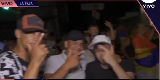 Por que todos los que festejan son oscuros y con visera?? #BalotajeUY