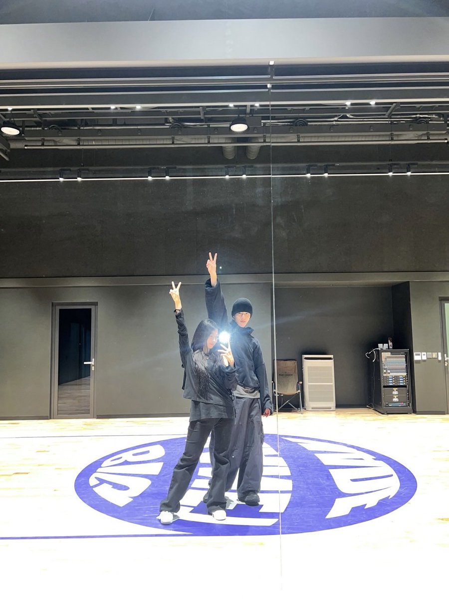 CHOIBOMINTL's tweet photo. [UPDATE] 241124 BADVILLAIN's Vin shares photo with Bomin on bubble

cr. badvillain_bbl
#CHOIBOMIN #BOMIN #최보민 #보민 #チェボミン #ボミン #崔普闵 https://t.co/yscs9Z6IcR