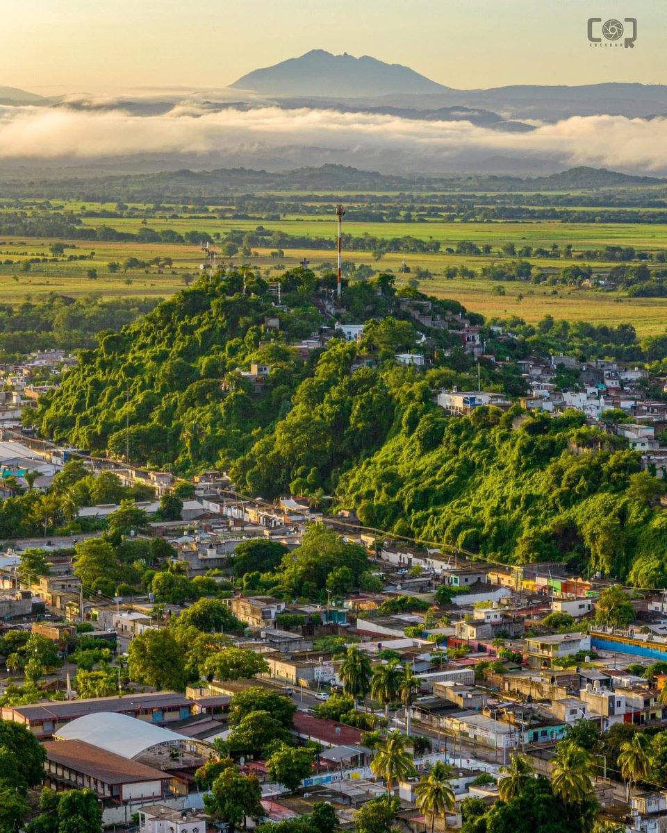 crtzpolitica's tweet photo. EL SANGANGUEY VISTO DESDE LA COSTA DE ORO! 

Como nunca antes lo habias visto, El volcán #Sangangüey visto desde Santiago ixcuintla en #Nayarit. https://t.co/6zfkinrqMg