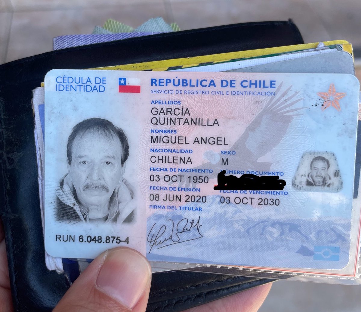 TomCast27757620's tweet image. Encontré esta billetera botada en una calle en Valparaíso. Se le cayó al señor Miguel Ángel García Quintanilla. Tiene sus documentos adentro y algo de plata. Si alguien lo conoce, por favor comuníquese conmigo.