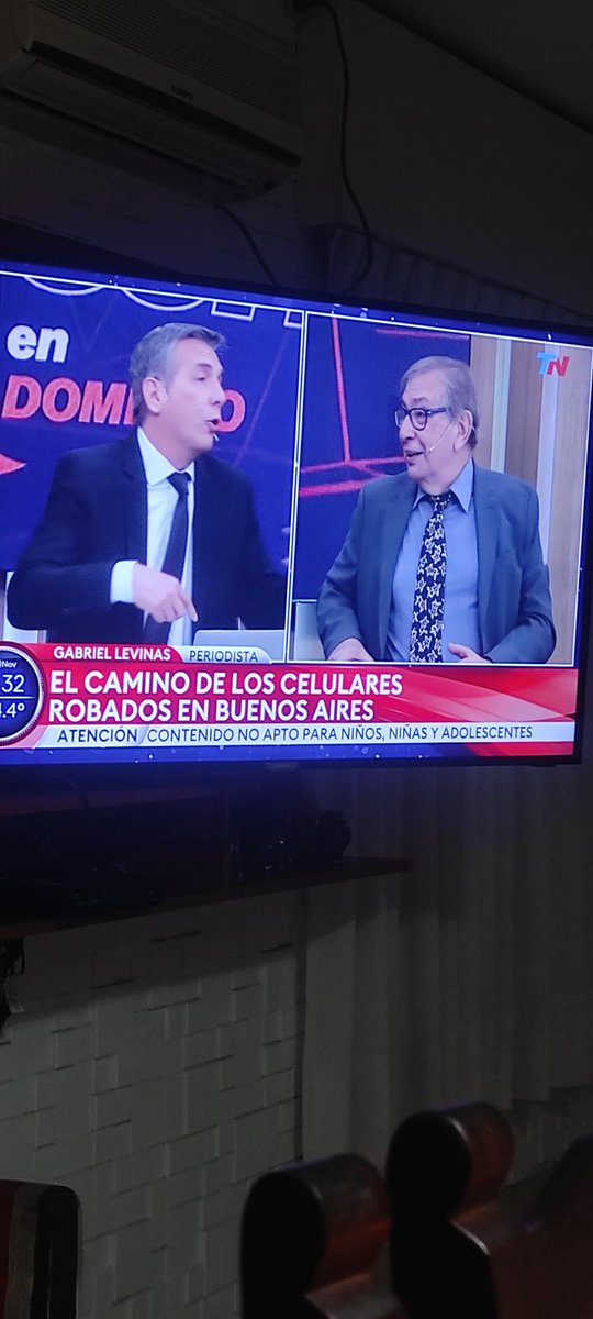 Faku_Barcelona's tweet photo. Osea cabe destacar, que bien ahí la policía busco rastreo y desbarató una banda que roban Celus, que se lo llevaban a paraguay para revender... Pero lo hicieron porque #GabrielLevinas es conocido .. pero si nos pasa a nosotros NI BOLA NOS DAN... Te dicen, hace la denuncia pero... https://t.co/DuC4hAkmX3