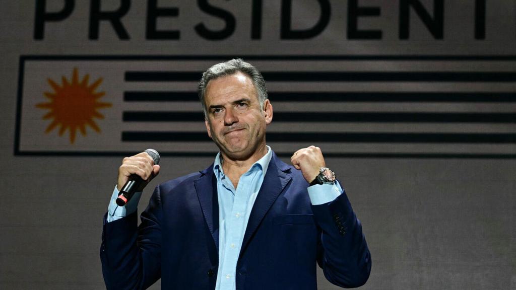 Celebramos la victoria de Yomandú Orsi y el Frente Amplio en nuestro país hermano, Uruguay. Los vientos del progresismo soplan nuevamente en la Patria Grande, revitalizando nuestro espíritu revolucionario para lograr un mundo con justicia social. Nunca más seremos el patio