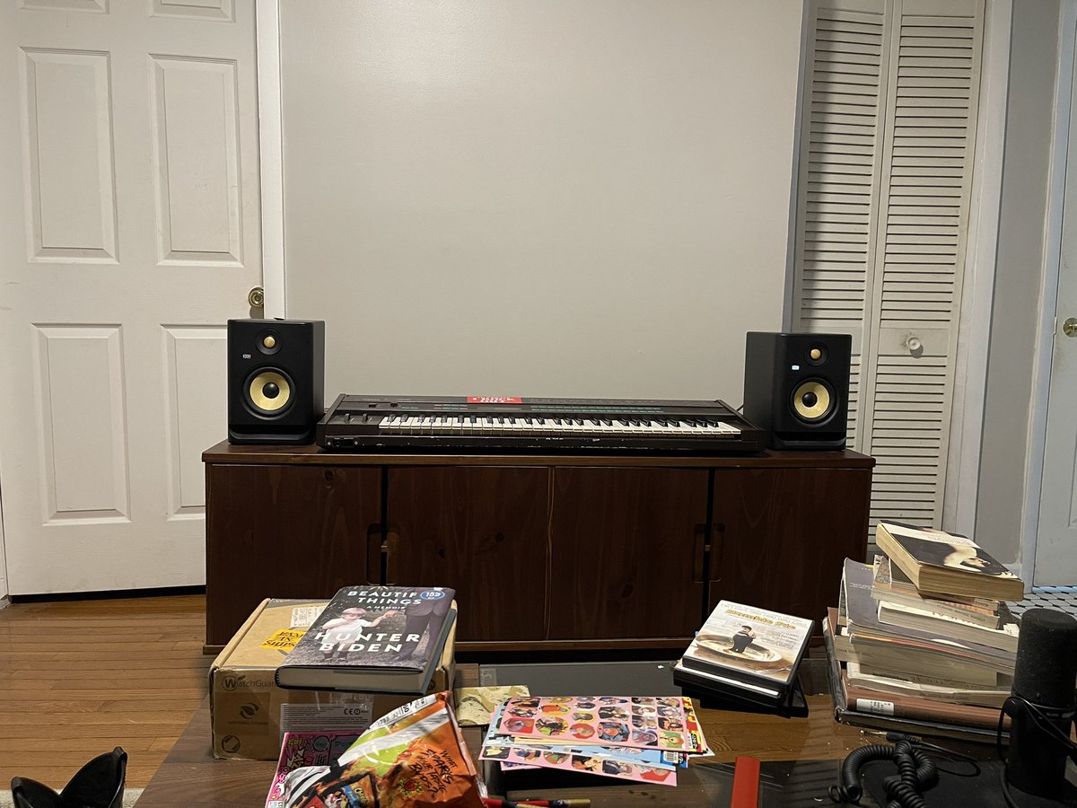 boygrrI's tweet photo. roommate sold the tv now we gotta watch the synth https://t.co/rZsIUJqVw3