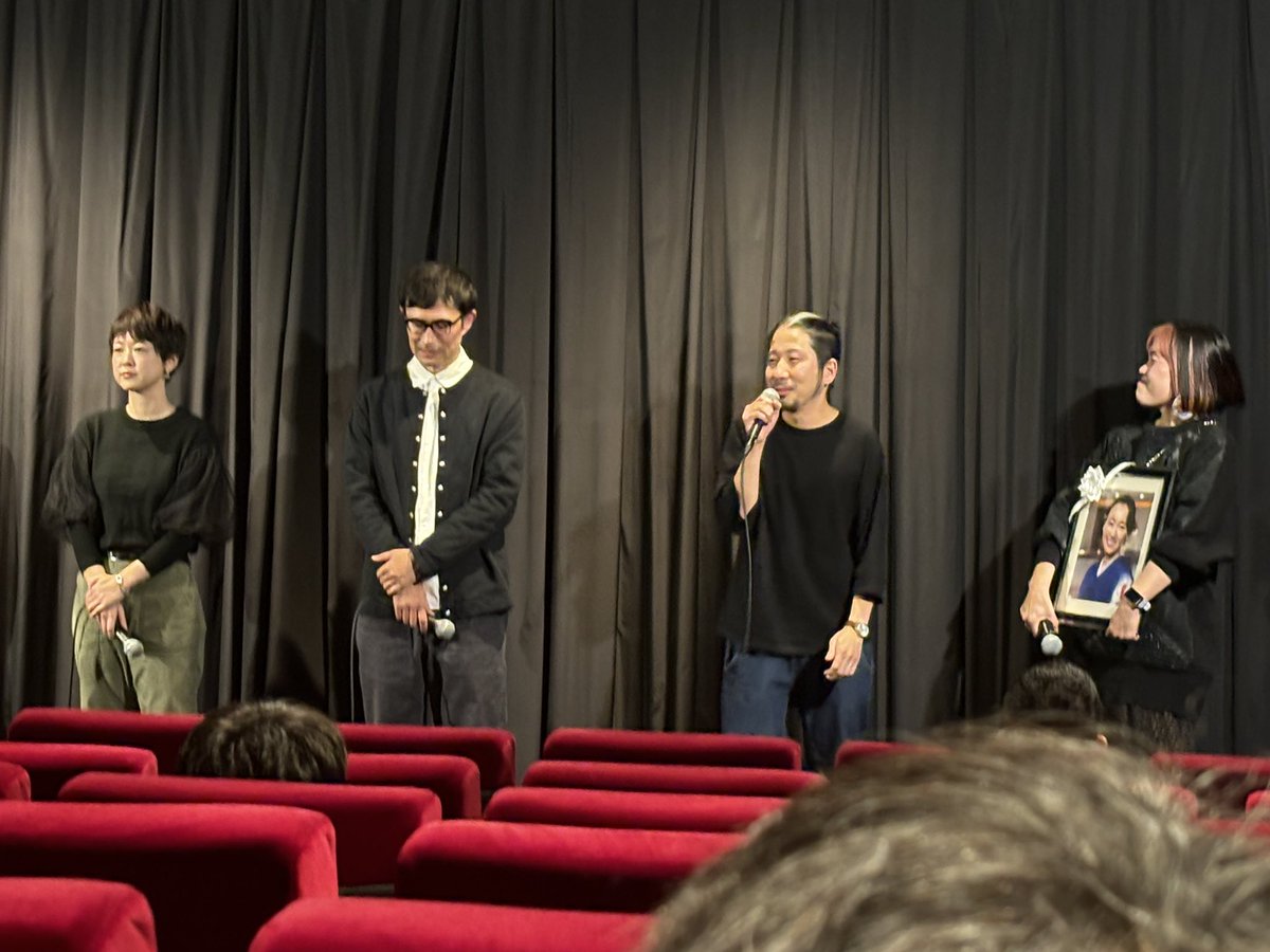 taroftd's tweet image. 劇団主宰の西が脚本を担当した湯浅監督作品『#カオルの葬式』を鑑賞。主人公と同じように唐突に葬式に巻き込まれる物語。葬式特有のわちゃわちゃ感と手持ち無沙汰感と寂しさと、どこか滑稽さを感じられました。
絵力もストーリーテリングも世界照準の作品。12月5日まで新宿武蔵野館にて上映です。