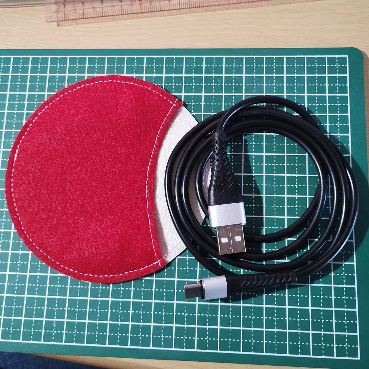 Y348299's tweet image. 昨日、輪針ケースを作って閃いた！！

ケーブルケース

かさ張らない
ケーブル傷めにくい
コンパクトに収まる

これ結構良いと思うんだけど〜

大小有れば色んなケーブルが収納できそう🥰

#手作り
#ケーブルケース
#思いつき
#手芸とデジタル