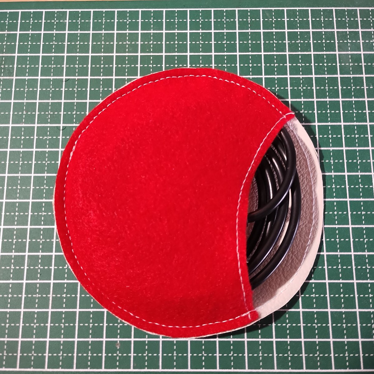 Y348299's tweet image. 昨日、輪針ケースを作って閃いた！！

ケーブルケース

かさ張らない
ケーブル傷めにくい
コンパクトに収まる

これ結構良いと思うんだけど〜

大小有れば色んなケーブルが収納できそう🥰

#手作り
#ケーブルケース
#思いつき
#手芸とデジタル