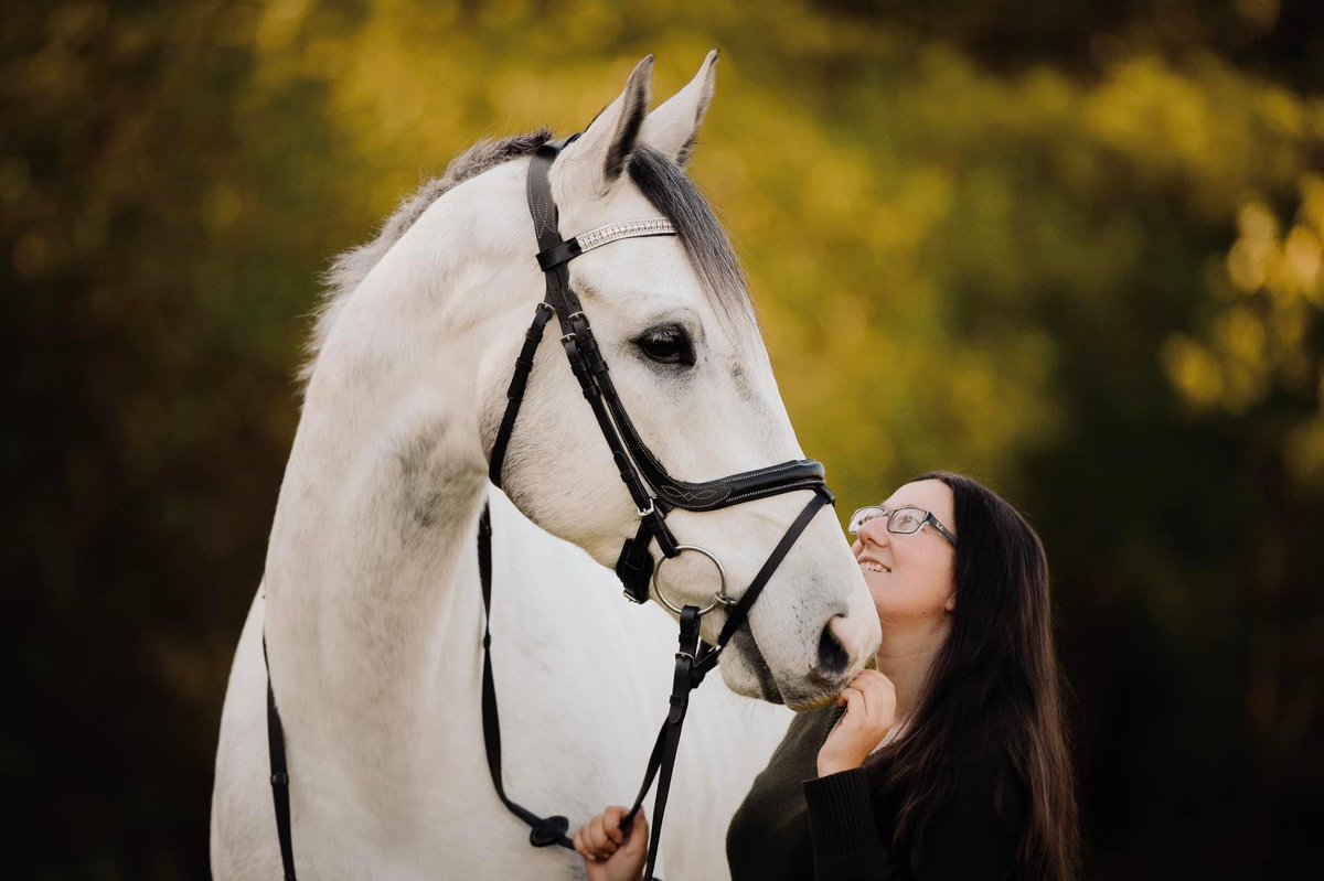LV_Eventing's tweet image. I finalllyyy got professional photos done of me and one of my horses for the first time ever. Im always the one behind the camera, so it was funny to be the one in front of it this time