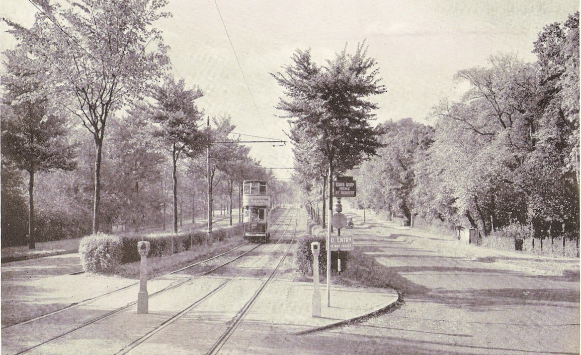 jordanbhx's tweet image. See the tree lined grass track central reservation? Birmingham pioneered these in the early 20th century. It’s why so many arterial routes in the city have wide grassed central areas to this day.