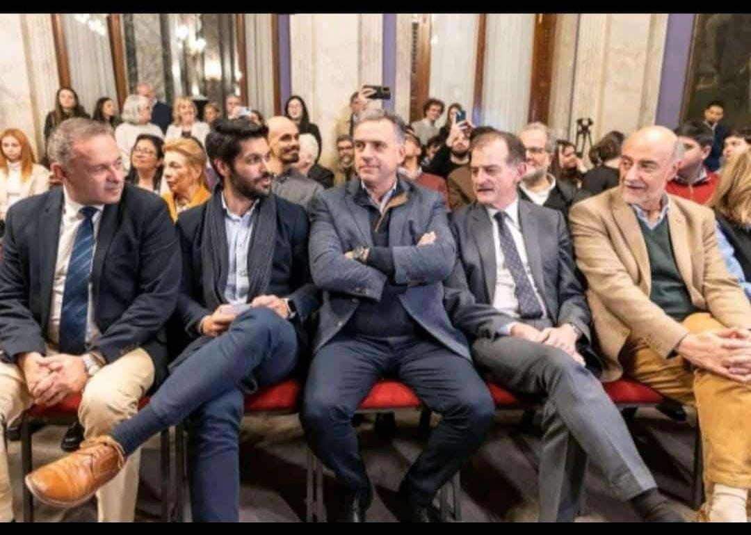 Respetoymorbo's tweet photo. Ahi es cuando todos lo miran a él.... Al PRESIDENTE https://t.co/sxseBB57UZ