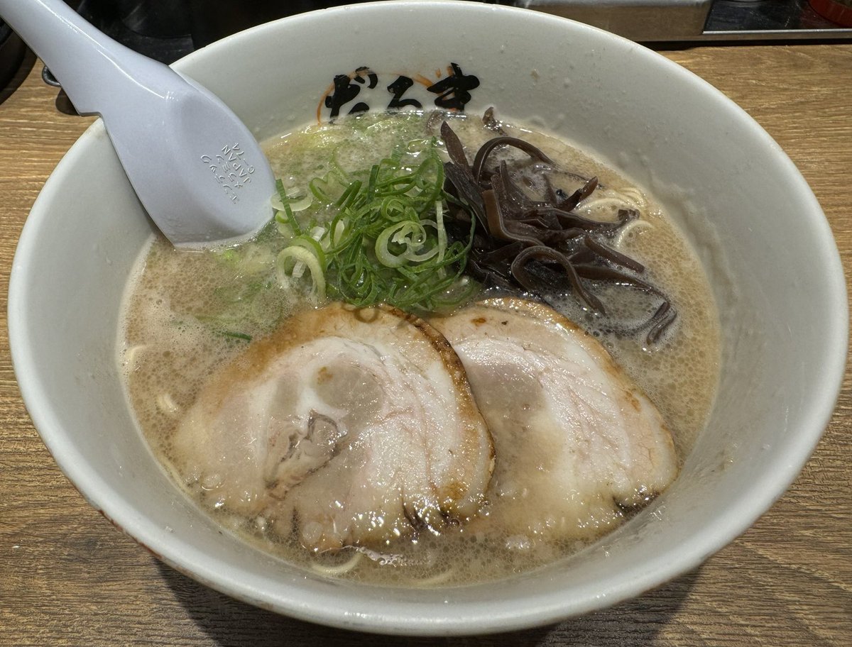 HISASHIAMACHI's tweet photo. フライトまで時間あったから朝からラーメンを食べてしまった…🍜

久々の東京に戻ります✈︎

#エルコレ #ブラックソード https://t.co/ihdsrtN75E