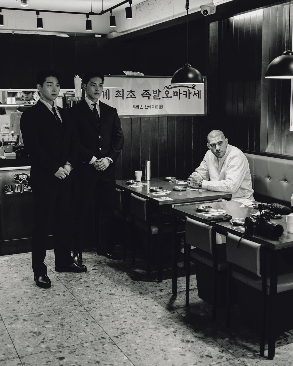 This picture of Alex Pereira in a restaurant in South Korea with bodyguards 🔥

📸 <a href="/noorfxs/">Noorfxs</a>