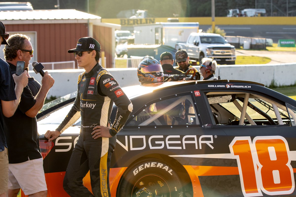 DavidHe18520439's tweet photo. @JeffStriegle talks with @WilliamSawalich before the start of the @ARCA_Racing race at @BerlinRaceway https://t.co/C2DkfxOwX5