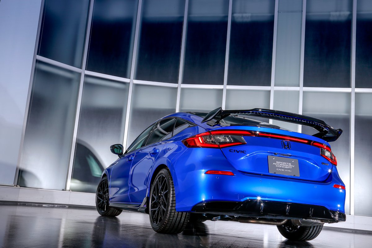 Honda_Access's tweet image. ／
カタログで振り返ろうVol.35
#Modulo30th🎊
＼

2022年、#CIVIC TYPE Rのテールゲートスポイラーに鋸歯(シェブロン)形状の実効空力デバイスを搭載‼

東京オートサロン2023では、TYPE R用のデザインを踏襲したテールゲートスポイラーを装着したコンセプトカーを公開したタムよ✨