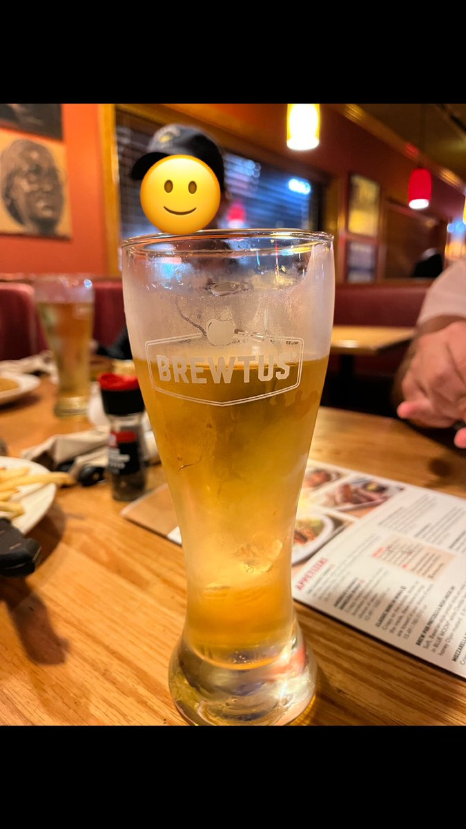 ChineseKrapp's tweet photo. Local Applebees changed the brewtus beer from pbr to busch. #SplitDaB https://t.co/XY4v01zD1W