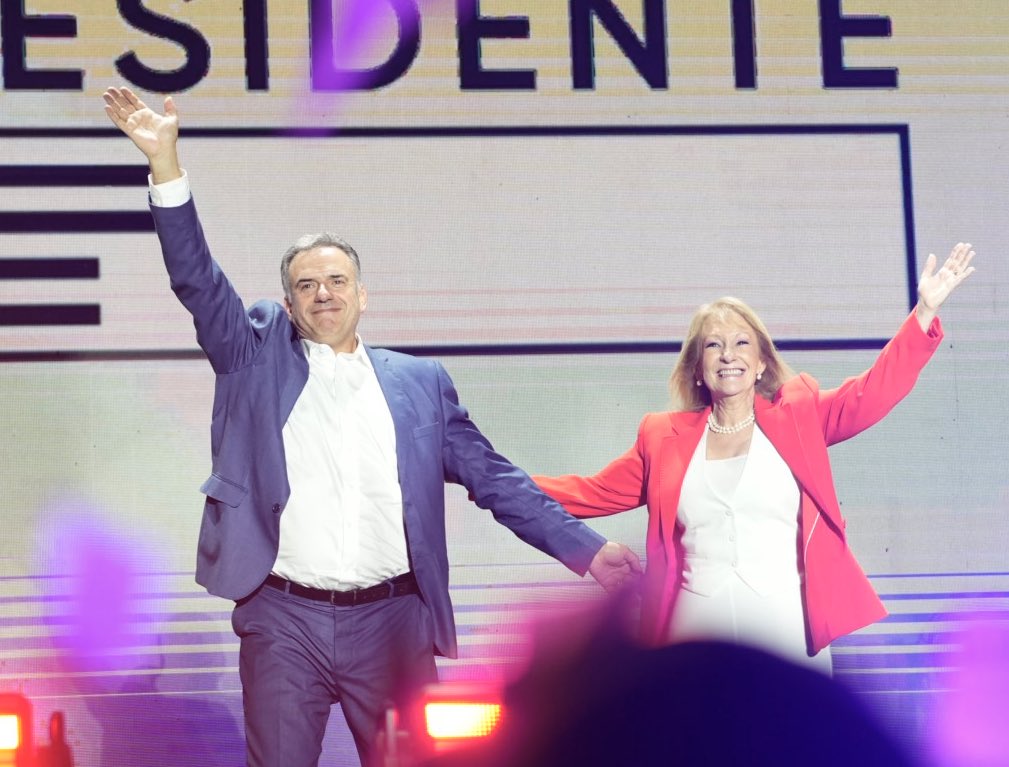 FotosCC's tweet photo. Nuestro presidente y vicepresidenta 😍 https://t.co/szpb8B99wE