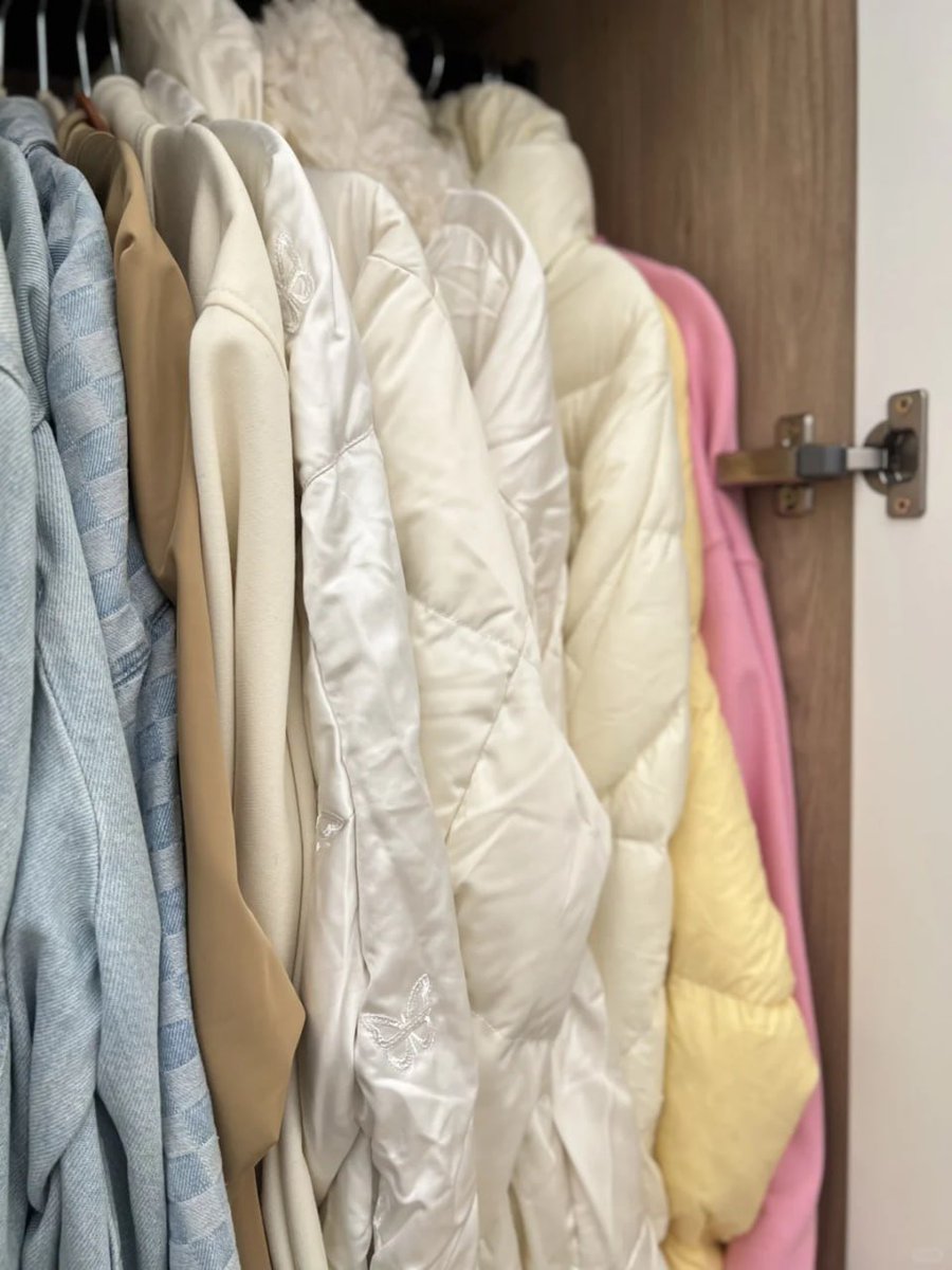 Shay44054158's tweet photo. I finally changed my wardrobe yesterday and took out my autumn and winter clothes. I put all the thick clothes out. In the process of buying clothes, I know more and more what clothes I want. Maybe this is the meaning of organizing and storing! https://t.co/lmDKpGIvo9