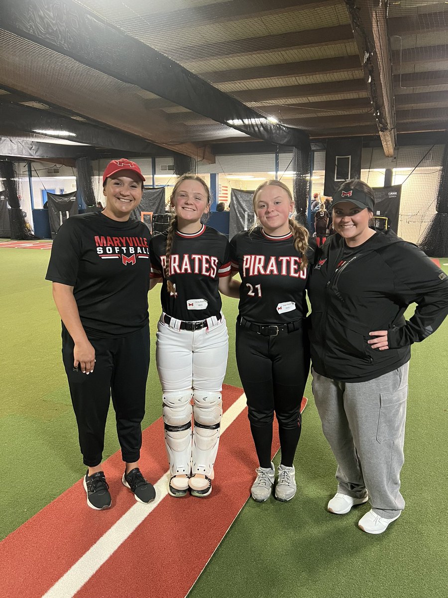 Huge thank you to @ChaninLuzz, <a href="/CoachKBSwan/">Kayleigh Behymer-Swan</a>, and <a href="/MaryvilleSB/">Maryville Softball</a> for the amazing camp today! I loved all the drills and getting to talk to some of the girls. Go dawgs!