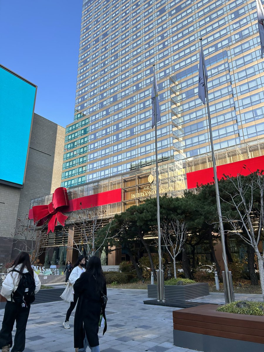soph30455847's tweet photo. インターコンチかわいい〜
韓国は日本よりもクリス���スに溢れていて、冬を認識した😂 https://t.co/i4N3vffFqM