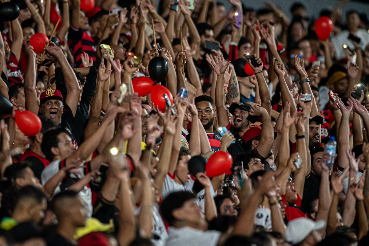 🤗 

NÓS, 
POR NÓS, 
PELOS NOSSOS. 

#VamosFlamengo 

📸: Paula Reis /CRF