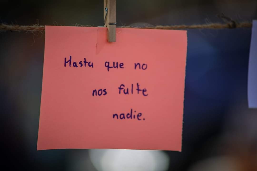 Esto fue lo que vivimos ayer en el #ResonanciasDelCaracol: colectivos prozapatistas en CDMX abrazando a las madres buscadoras y ellas exigiendo el alto a la guerra contra las comunidades zapatistas.