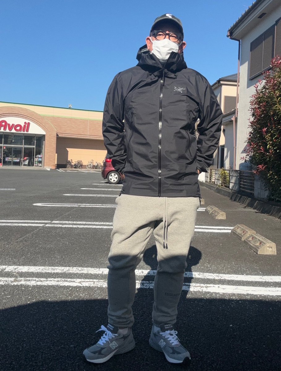 ym12180923's tweet photo. 朝イチで近所のアベイルに靴下を買いにきた52歳のオレ🙈
#supreme
#ARCTERYX
#アークテリクス
#fogessentials
#newbalance
#m993
#mr993gl
#avail https://t.co/m71nOEXomR