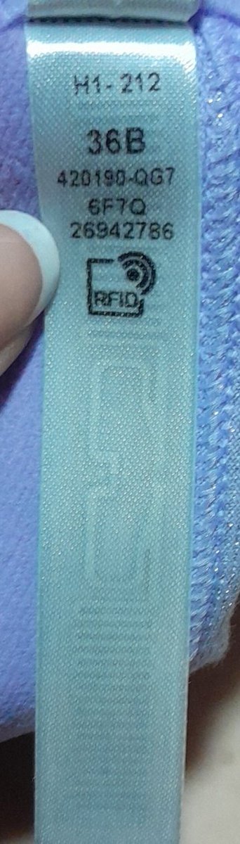 cleeptonat's tweet photo. HOLA CLEPTOAMIGAS, hoy fui a comprar a vs xq no andaba con ánimos de cleptear y estaba apurada, así q hoy si compré compré, perooo me vengo dando cuenta que ahora los bra traen doble alarma, la típica de plastico y la etiqueta de tela, ojo al piojo si van a cleptear bras a vs bbs https://t.co/CJLfbWdiiW